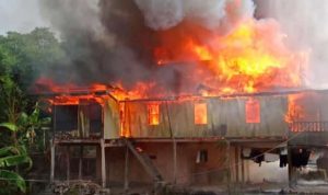 Kebakaran hanguskan 2 rumah di Kampong Awo