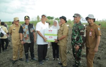 Bupati Soppeng Bersama Pj. Gubernur Sulawesi Selatan Gelar Aksi Tebar Ikan di Danau Tempe