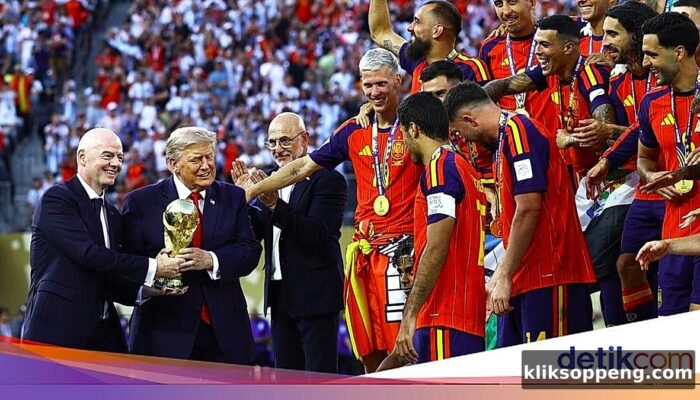 Trump Dicemooh saat Serahkan Trofi Piala Dunia
